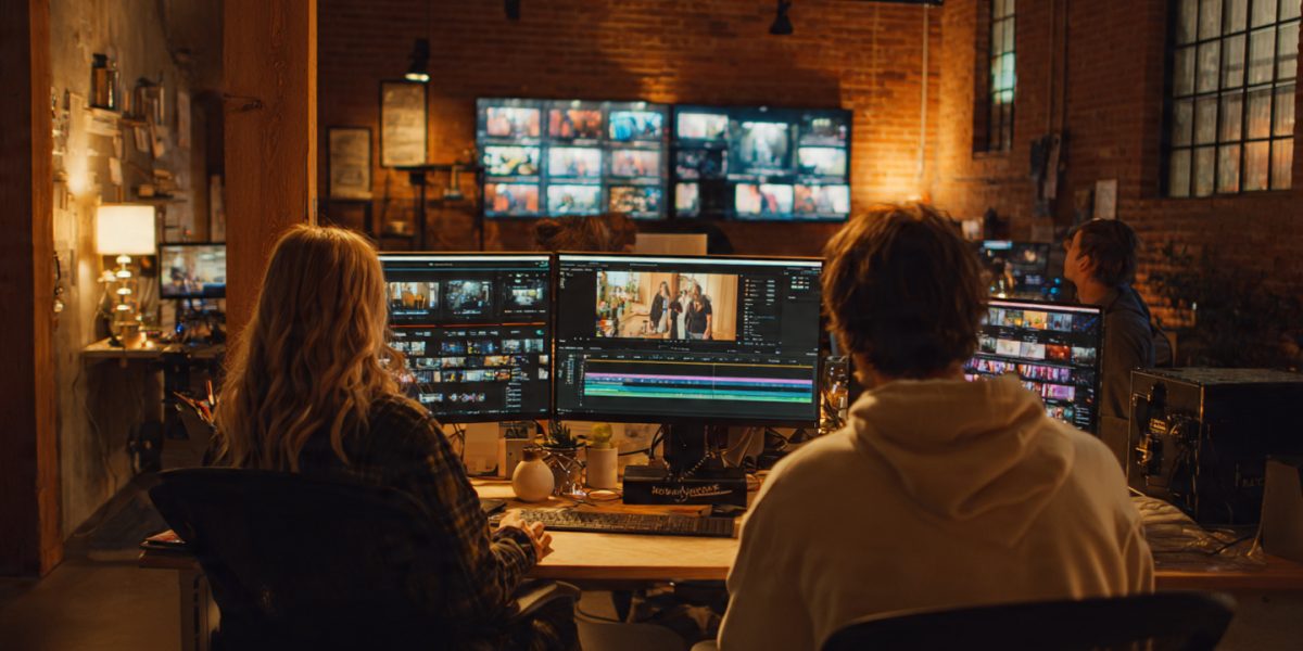 a_creative_team_collaborating_in_a_cozy